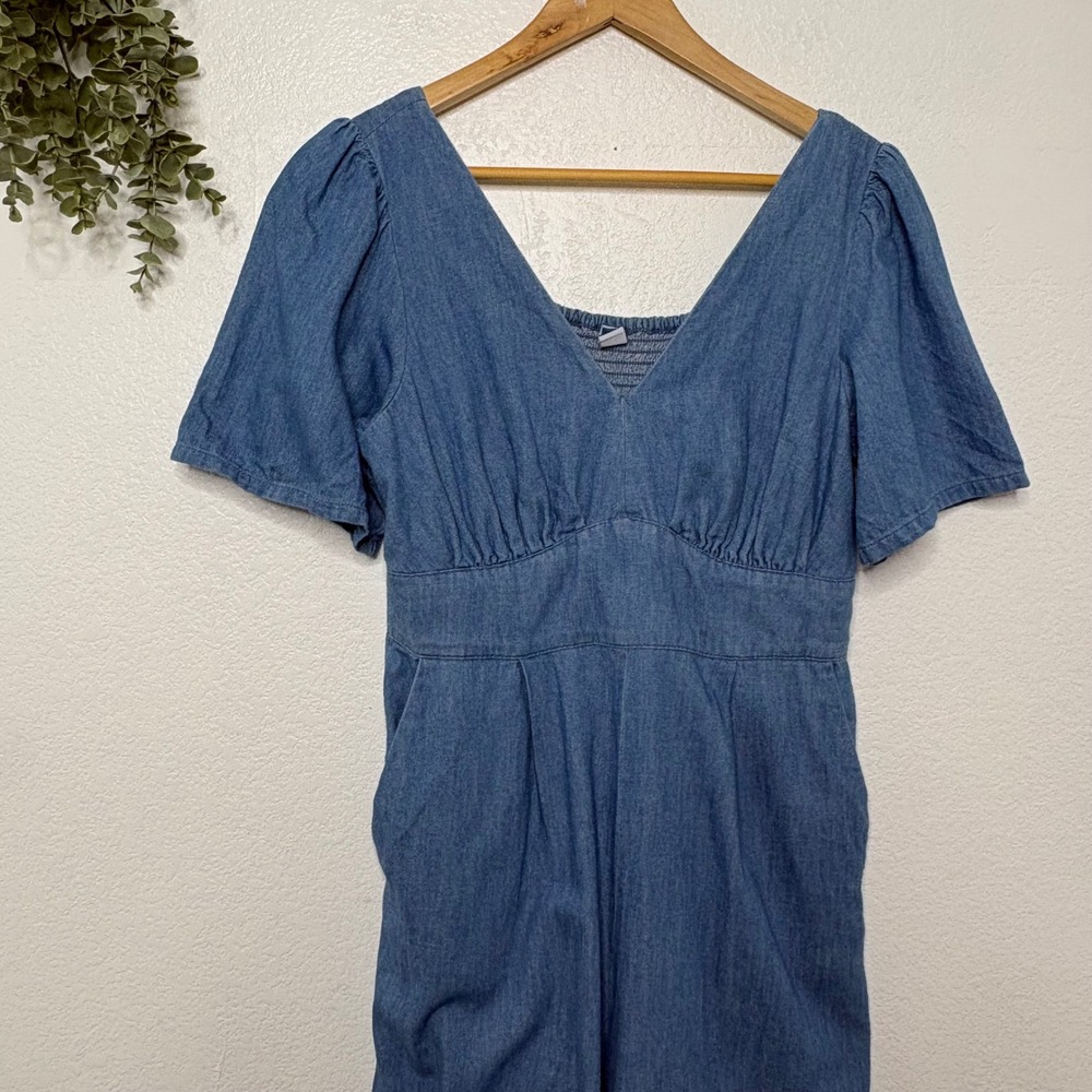 Old Navy Womens Medium Blue Chambray Wide Leg Jumpsuit V-Neck Smocked - Picture 2 of 10